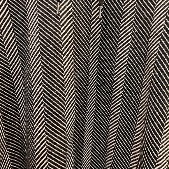 Joie Black and White Chevron Hooded Sweater. Size 3X. - Picture 7 of 7